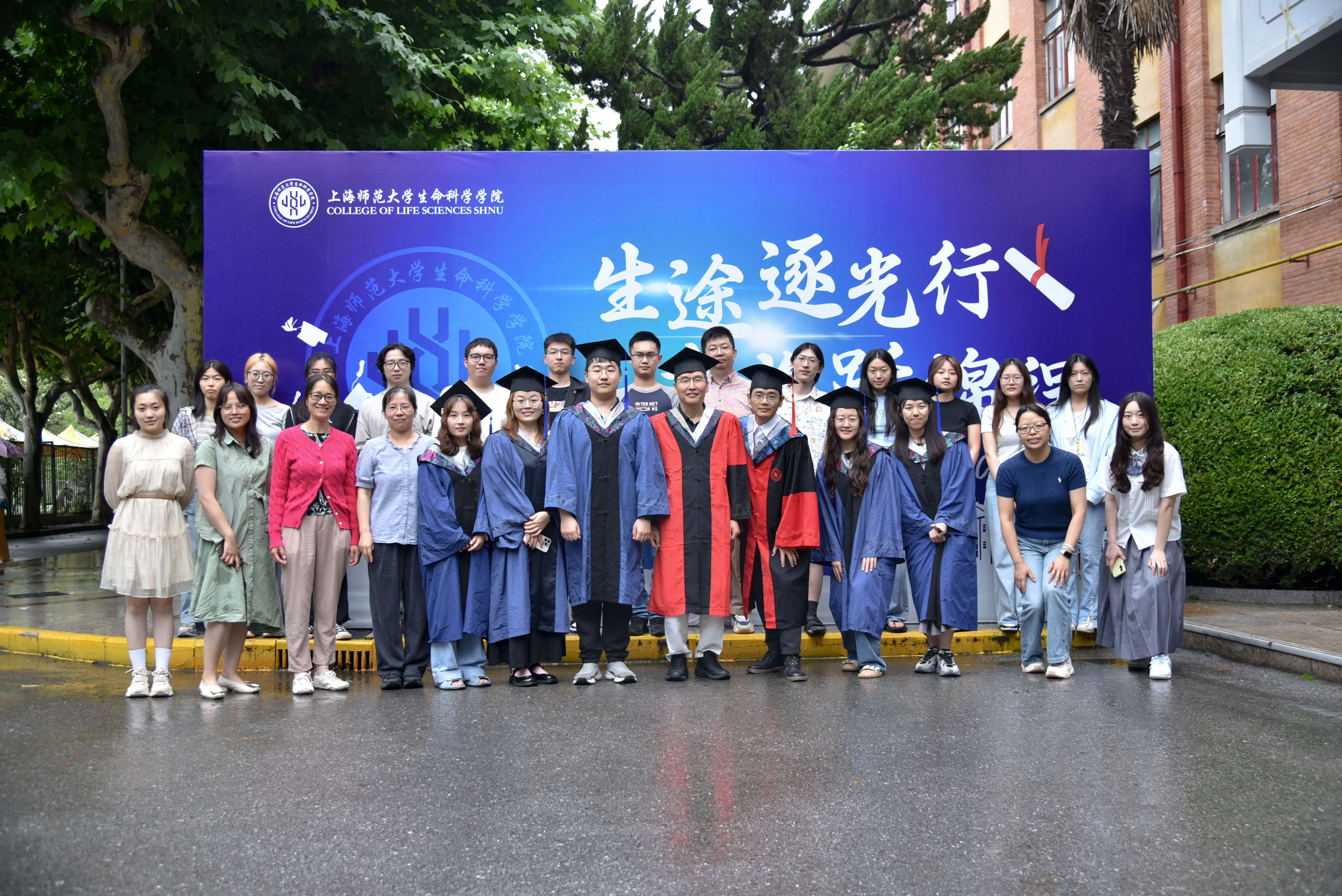 祝2025届毕业生毕业快乐！